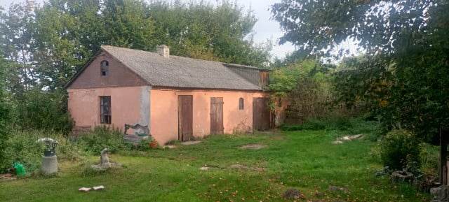 Siedlisko w <b>Łuszczowie Drugim (Wólka)</b>, piękny teren Parku Krajobrazowego. 0,5 ha, zabudowania – obora, kuchnia letnia, garaż, stodoła, dom ocieplony; działka 39x129 m