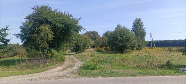 Siedlisko w <b>Łuszczowie Drugim (Wólka)</b>, piękny teren Parku Krajobrazowego. 0,5 ha, zabudowania – obora, kuchnia letnia, garaż, stodoła, dom ocieplony; działka 39x129 m