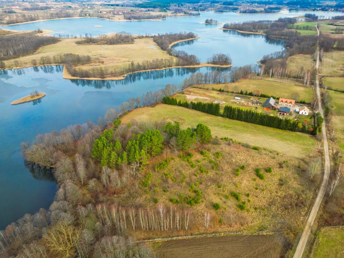Wzgórze z linią brzegową na Mazurach.