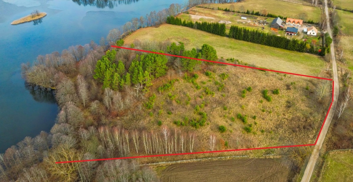 Wzgórze z linią brzegową na Mazurach.