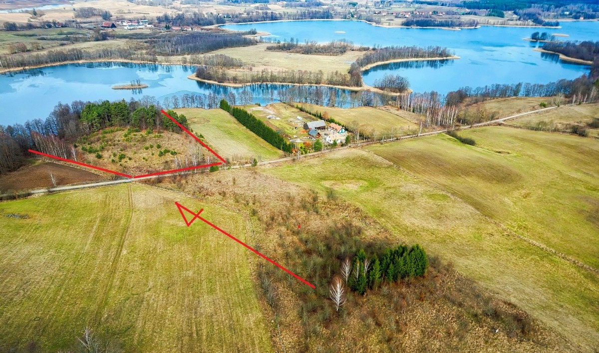 Wzgórze z linią brzegową na Mazurach.