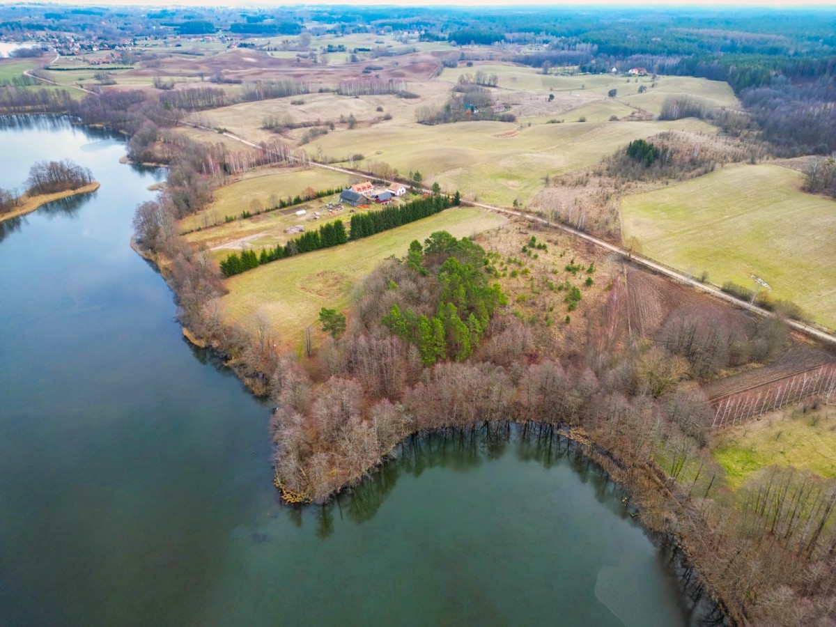 Wzgórze z widokiem na mazurskie jezioro