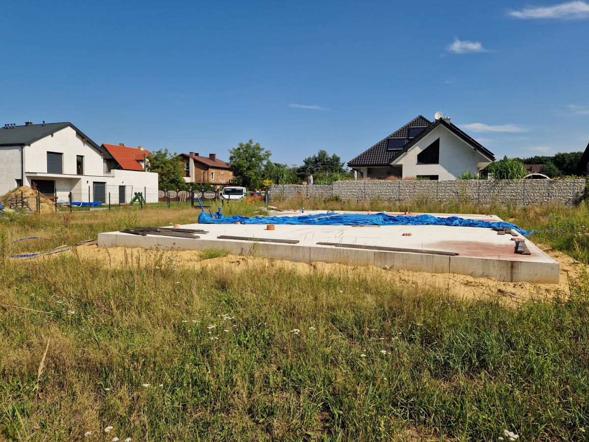 Pod lasem działka z rozpoczętą budową domu